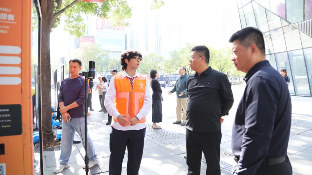 志愿者向调研人员介绍站点服务工作。图片由用户提供,来源为原报道。